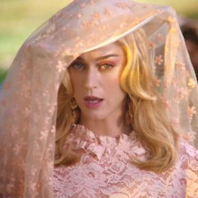 KATY PERRY AU SOMMET AVEC "NEVER REALLY OVER"