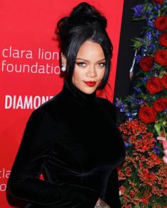 RIHANNA ENCEINTE DE SON PREMIER ENFANT? LA PHOTO QUI AFFOLE LA TOILE!